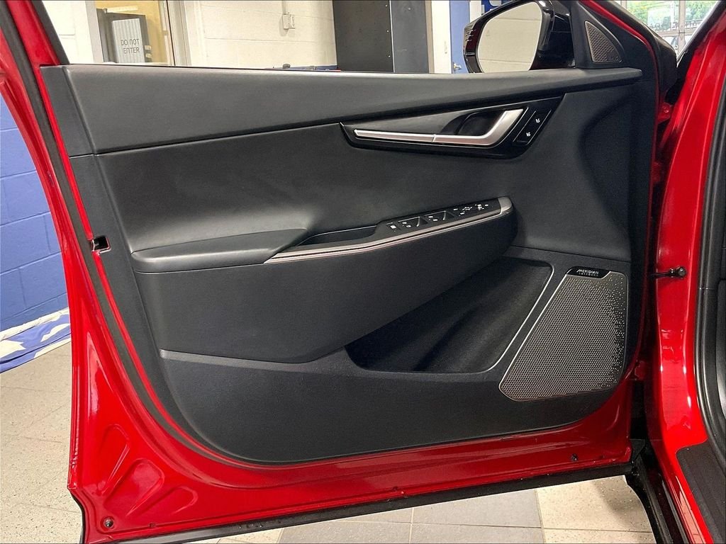 Used 2022 Red Kia Wind image 9