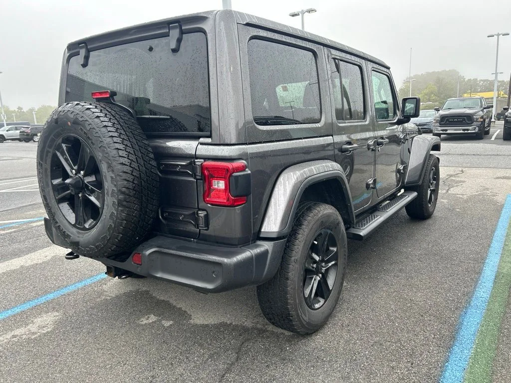 Used 2022 Gray Jeep Unlimited Sahara Altitude image 4