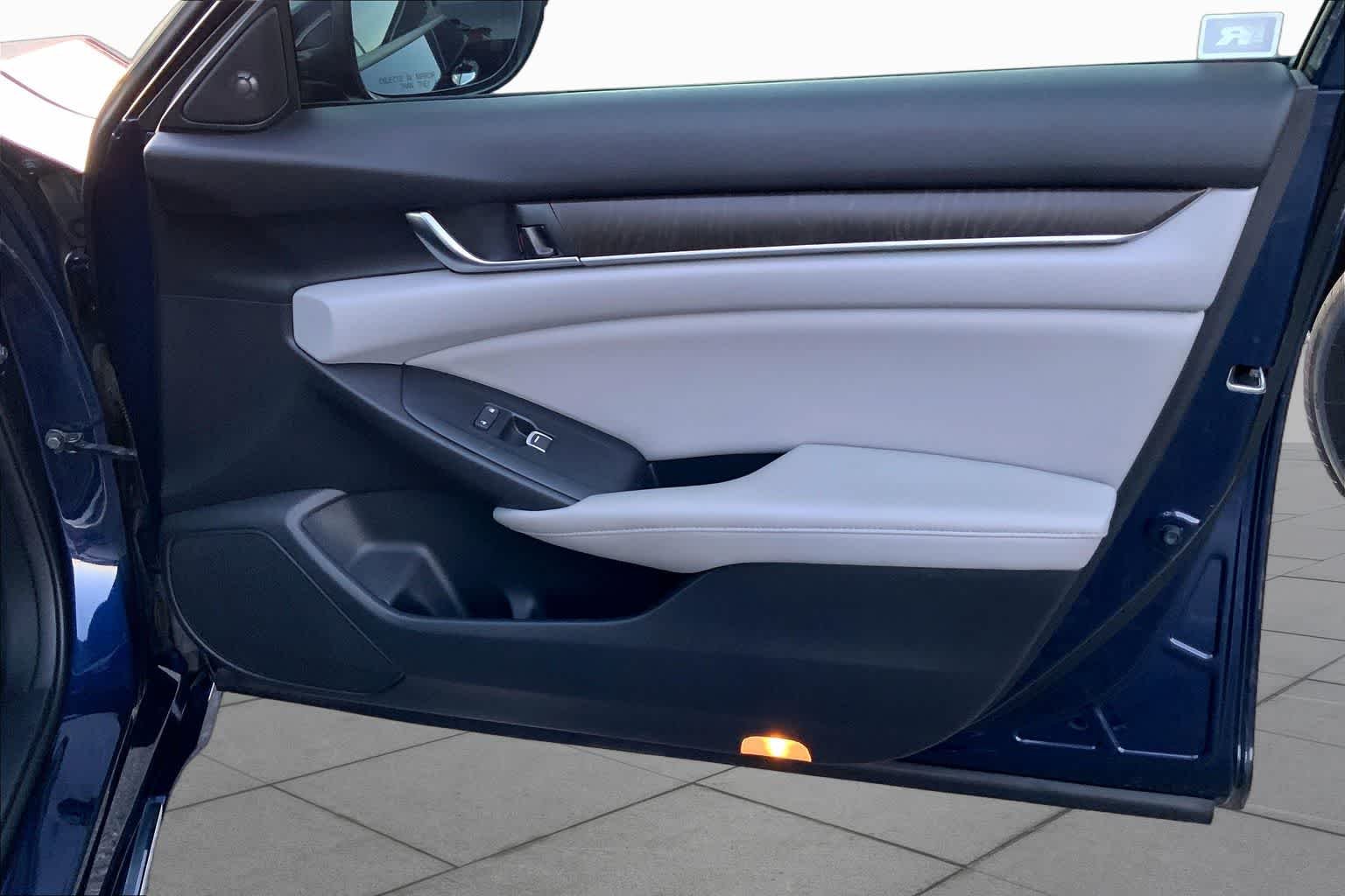 Used 2018 Obsidian Blue Pearl Honda Touring 1.5T image 22