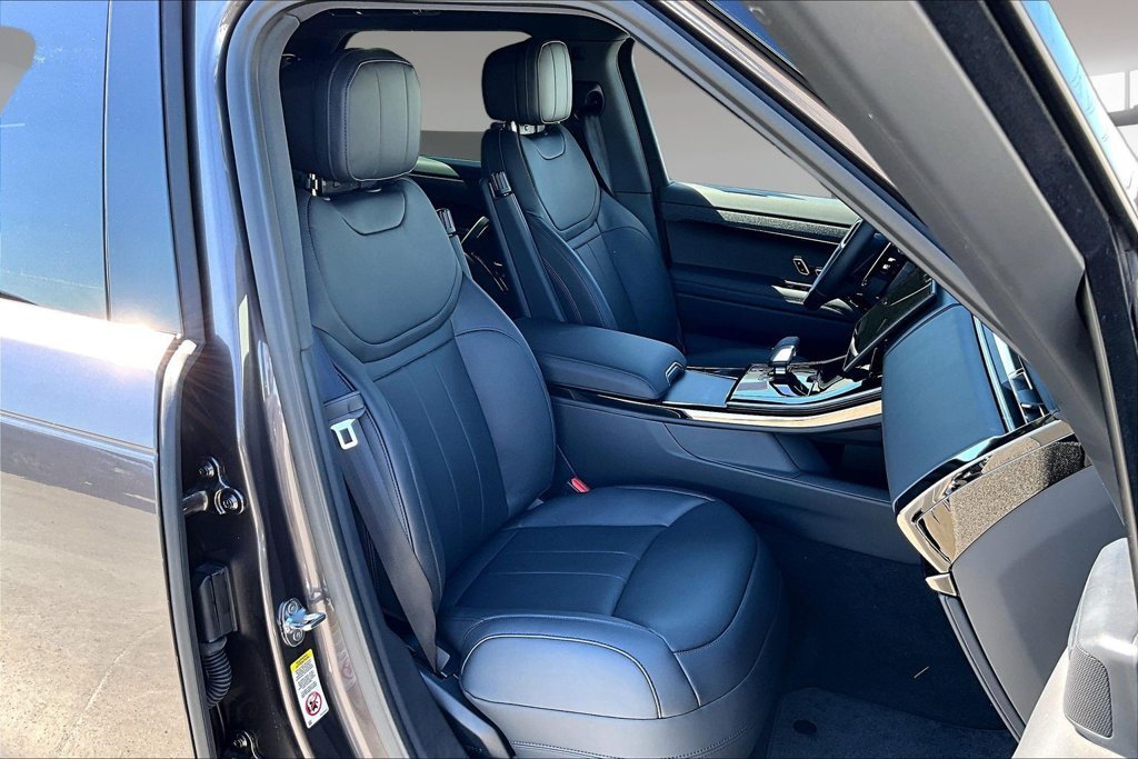 New 2026 CHARENTE GREY Land Rover Dynamic SE image 11