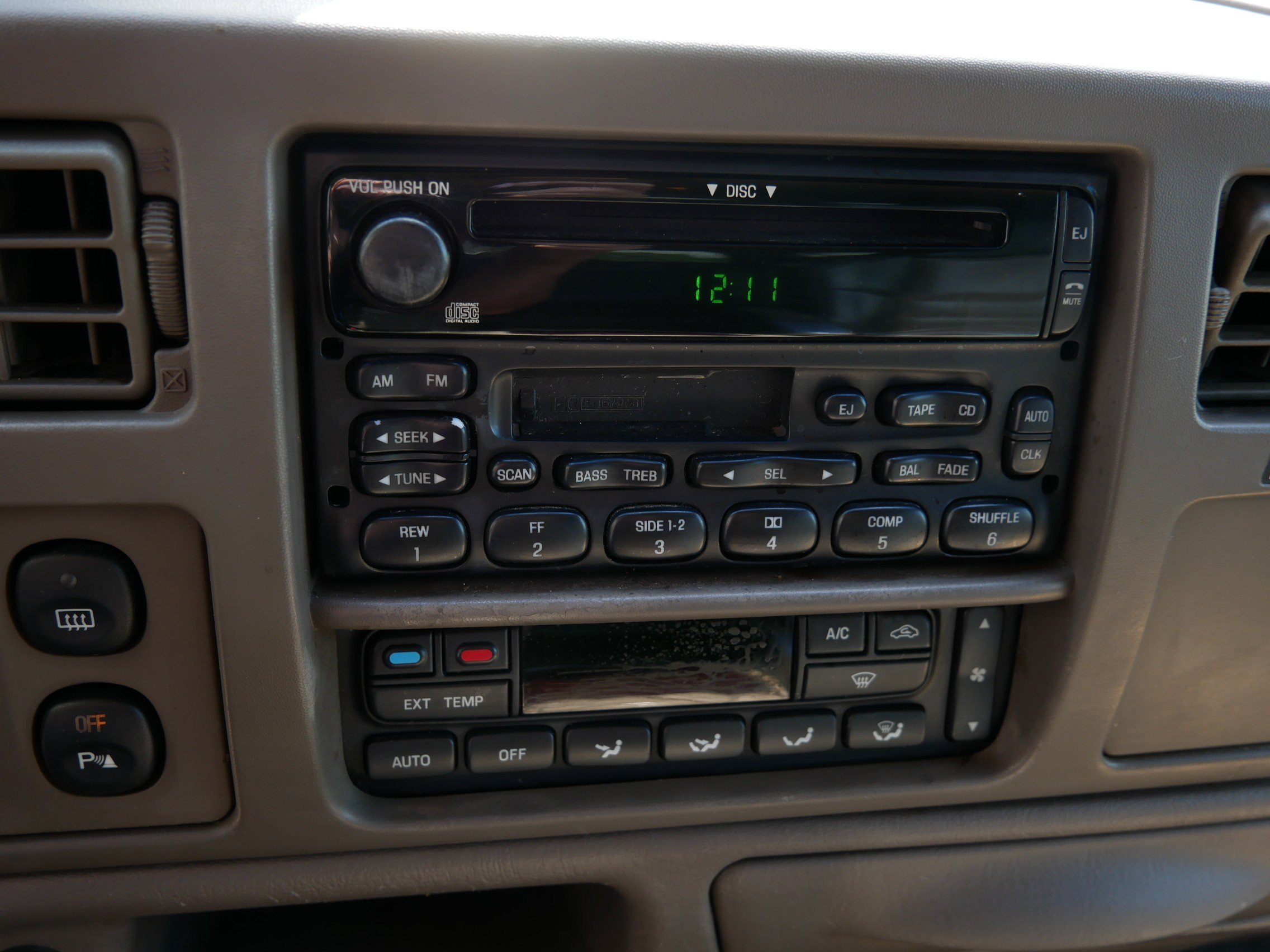 Used 2003 Green Ford Eddie Bauer image 23