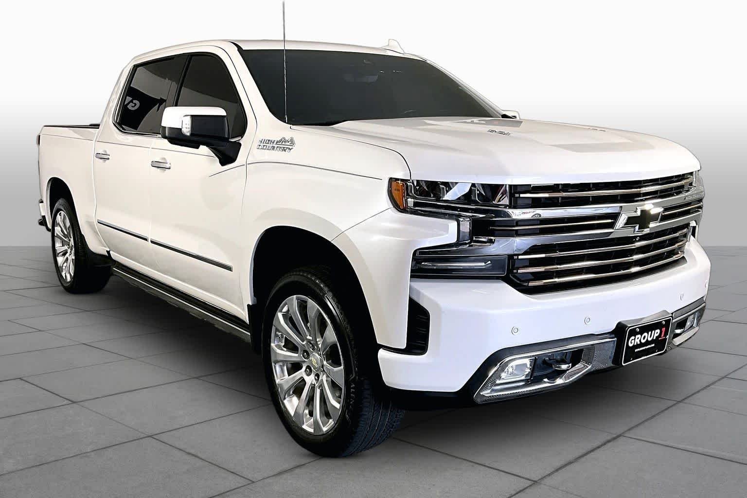 Used 2019 Iridescent Pearl Tricoat Chevrolet High Country image 3