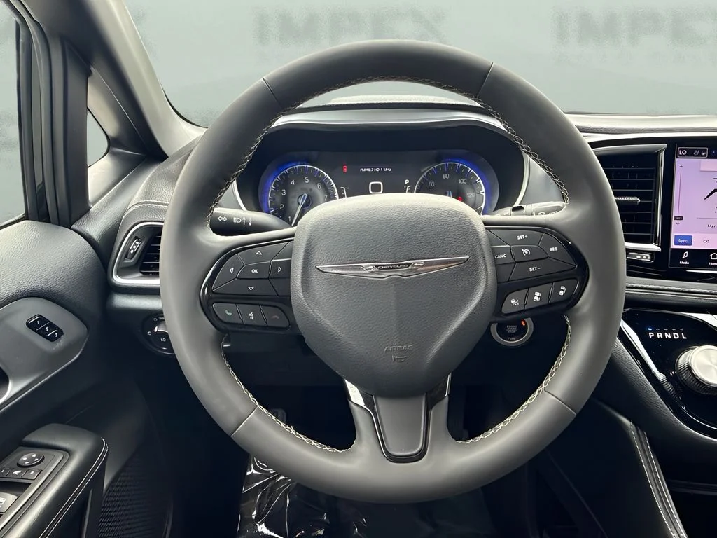 Used 2025 Black Chrysler Limited image 11