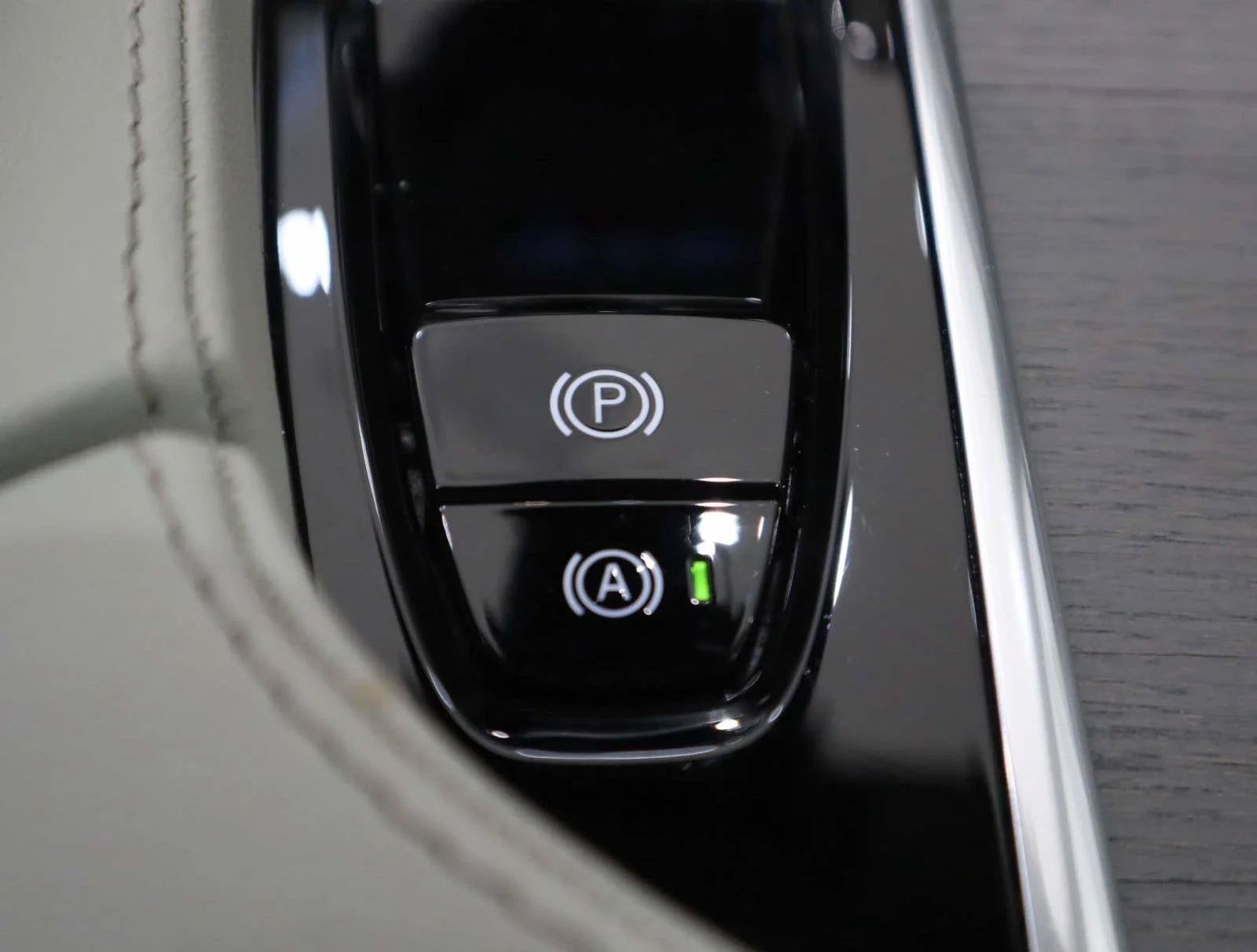 Used 2025 White Volvo Plus image 37
