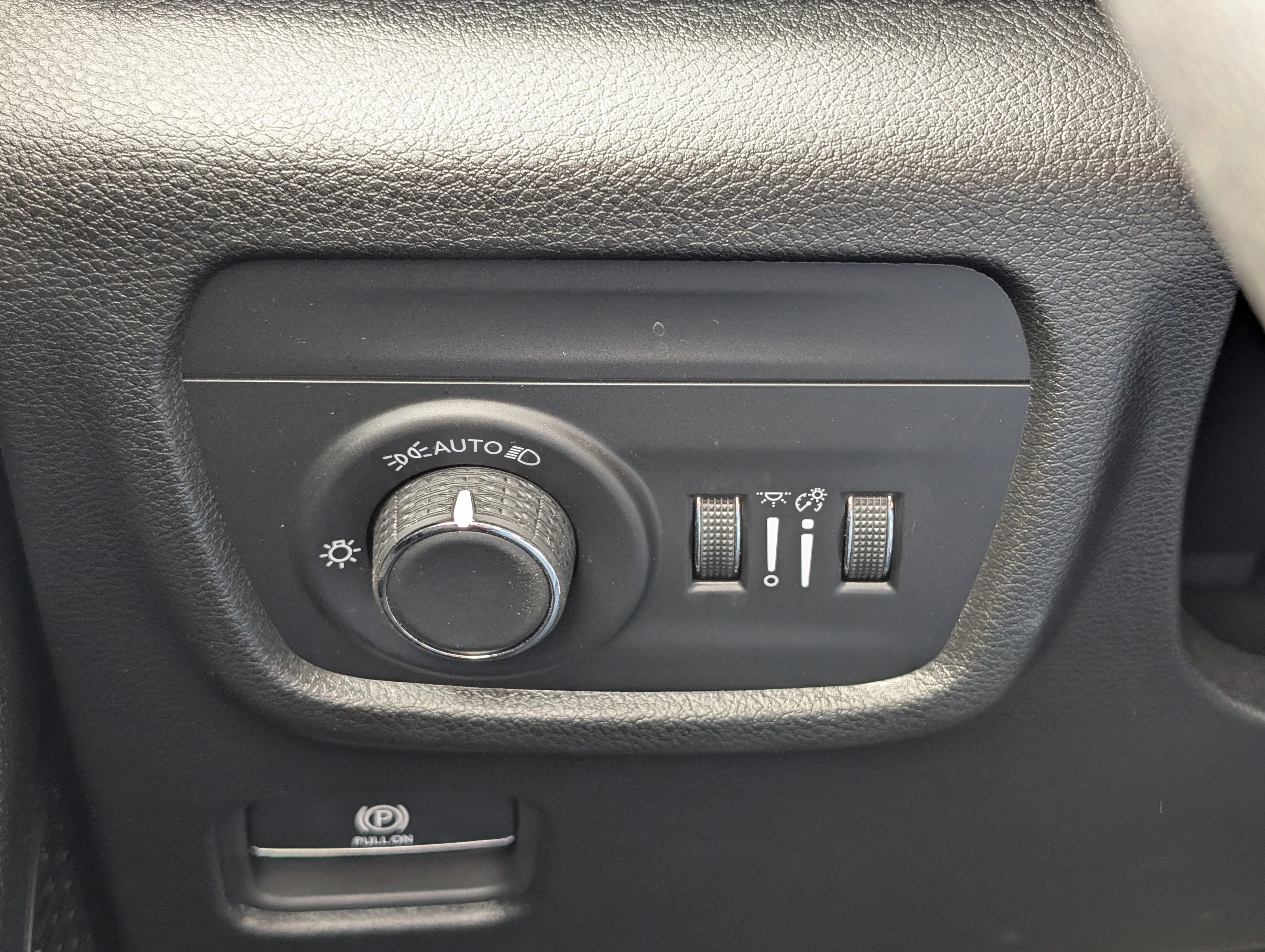 New 2025 Silver Zynith Jeep Altitude image 27