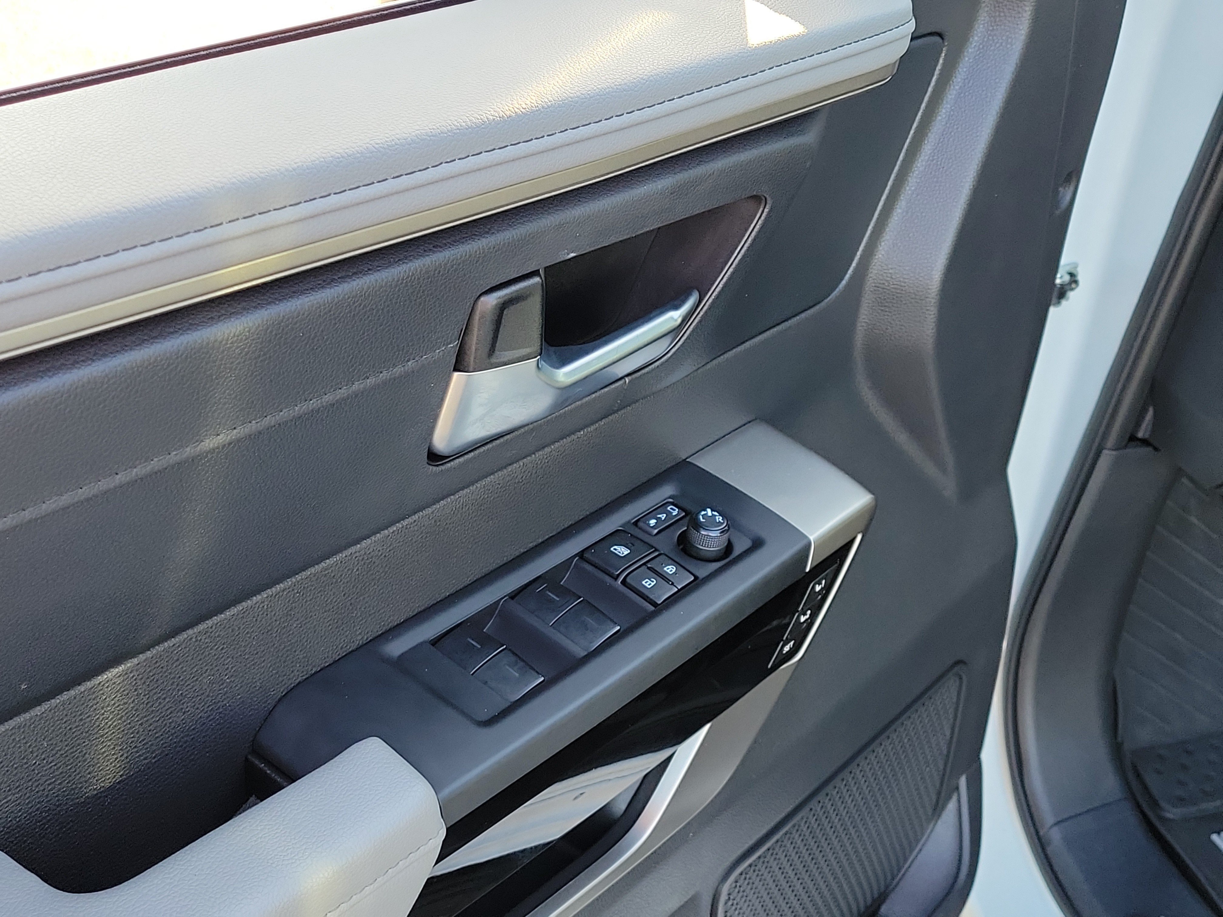 Used 2025 Pearl Toyota Limited image 19
