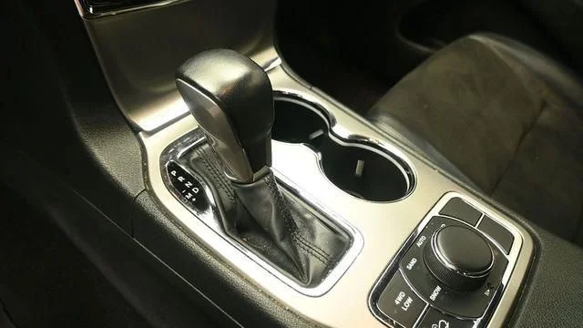 Used 2020 Silver Jeep Altitude image 18