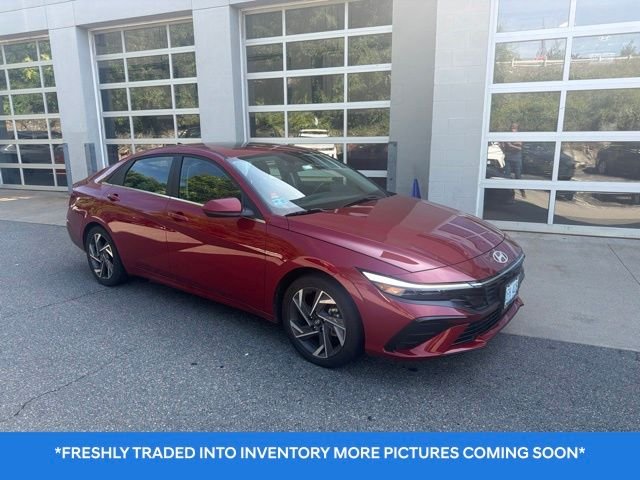 Used 2025 Red Hyundai SEL Convenience image 1