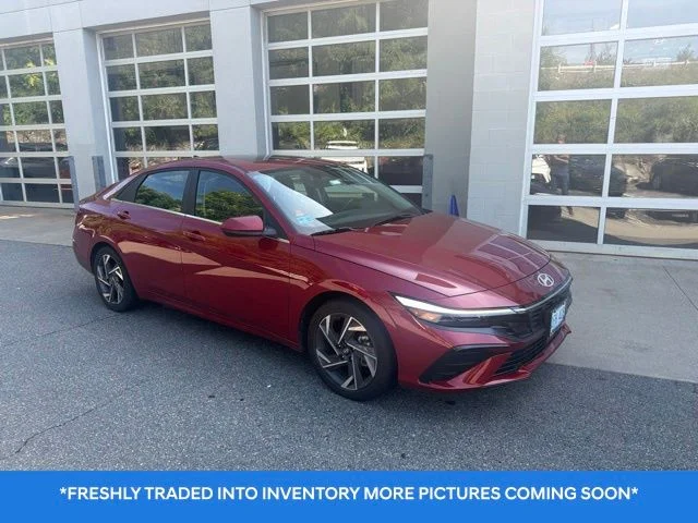 Used 2025 Red Hyundai SEL Convenience image 1