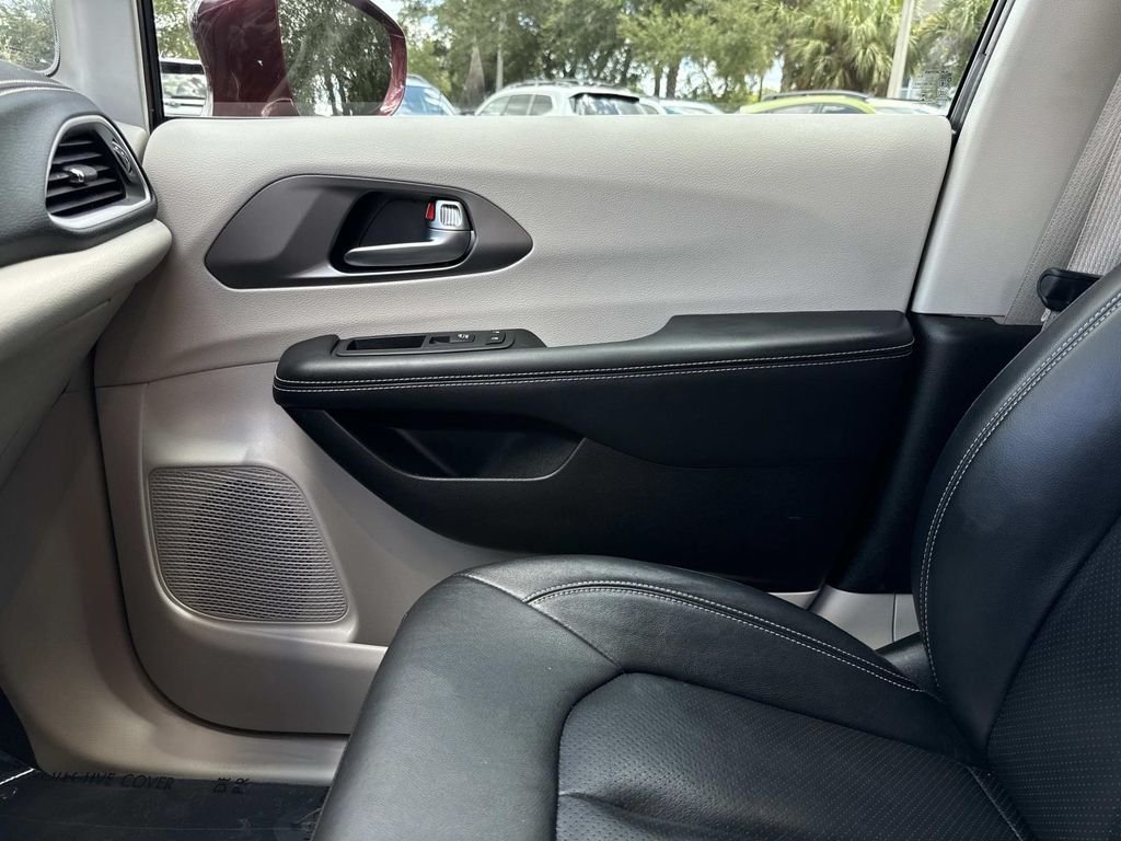 Used 2022 Red Chrysler Touring L image 30