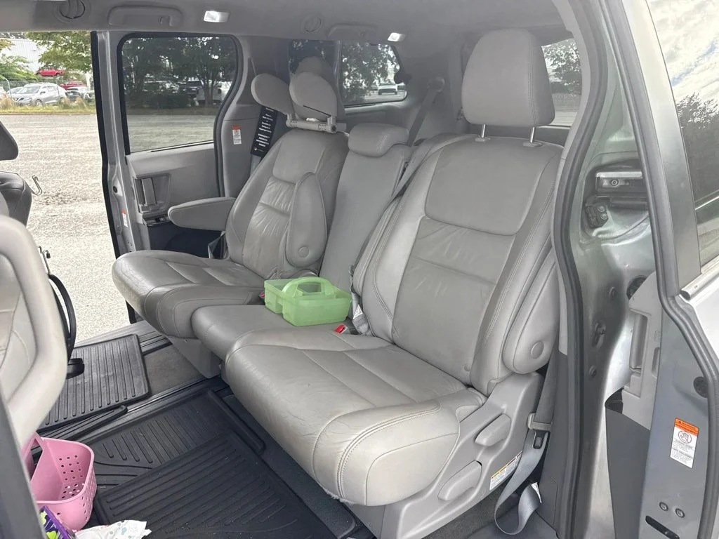 Used 2018 Silver Toyota XLE Premium image 16