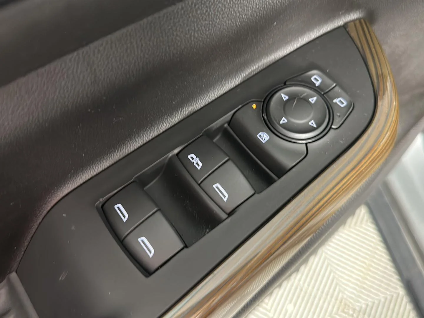 Used 2023 Sterling Metallic GMC SLE image 7