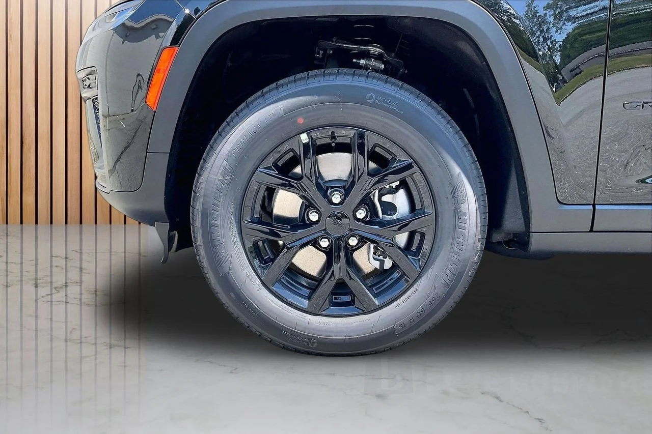 New 2026 Diamond Black Crystal Pearl-Coat Exterior Paint Jeep Altitude image 33