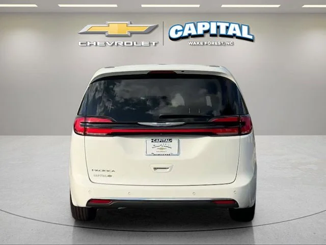 Used 2024 White Chrysler Touring L image 4