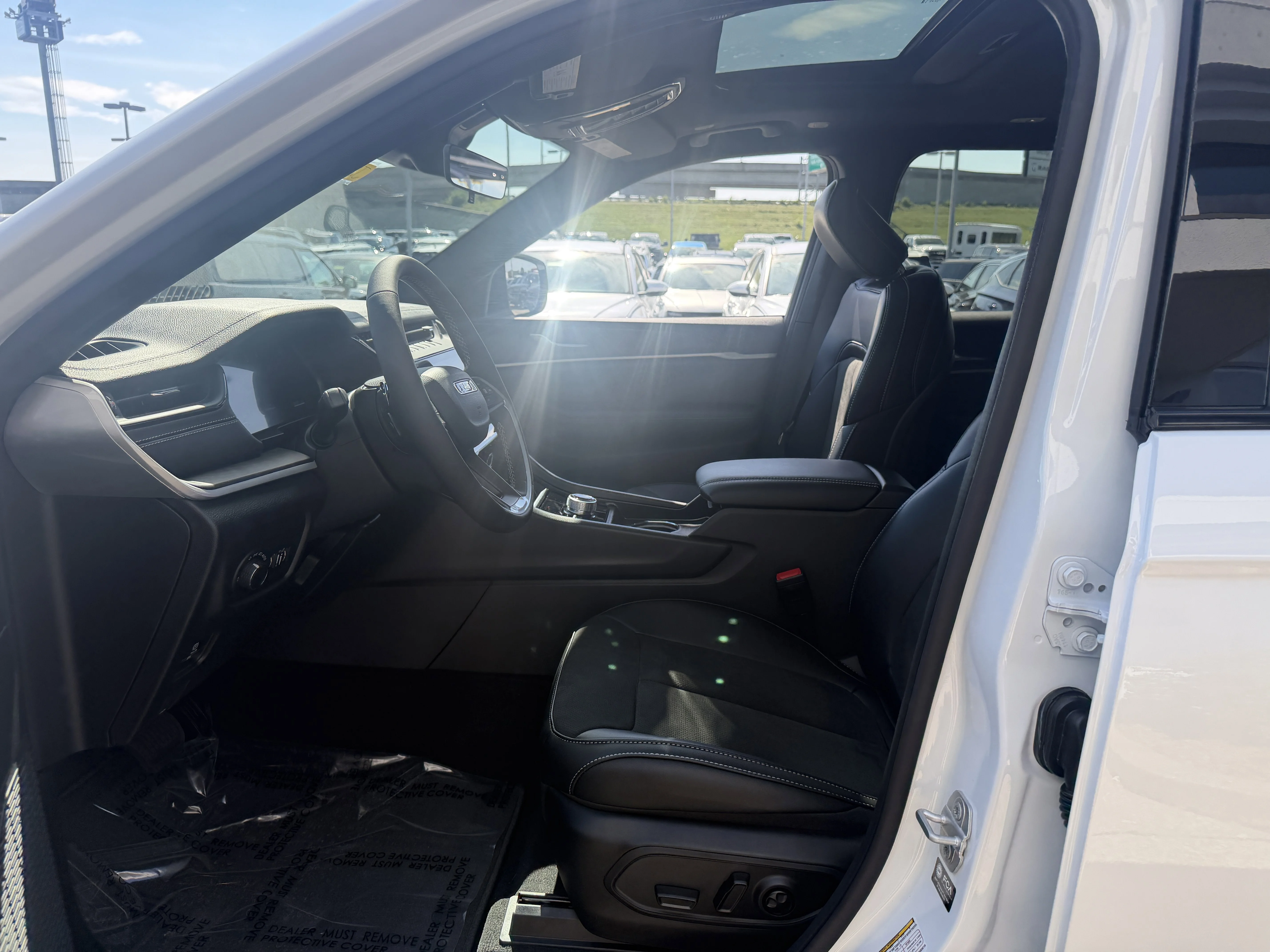 New 2026 Bright White Clear-Coat Exterior Paint Jeep Altitude image 32