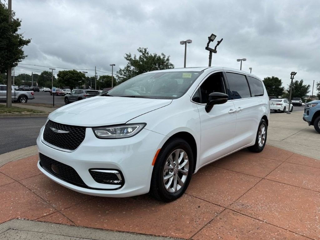 Used 2026 White Chrysler Limited image 3