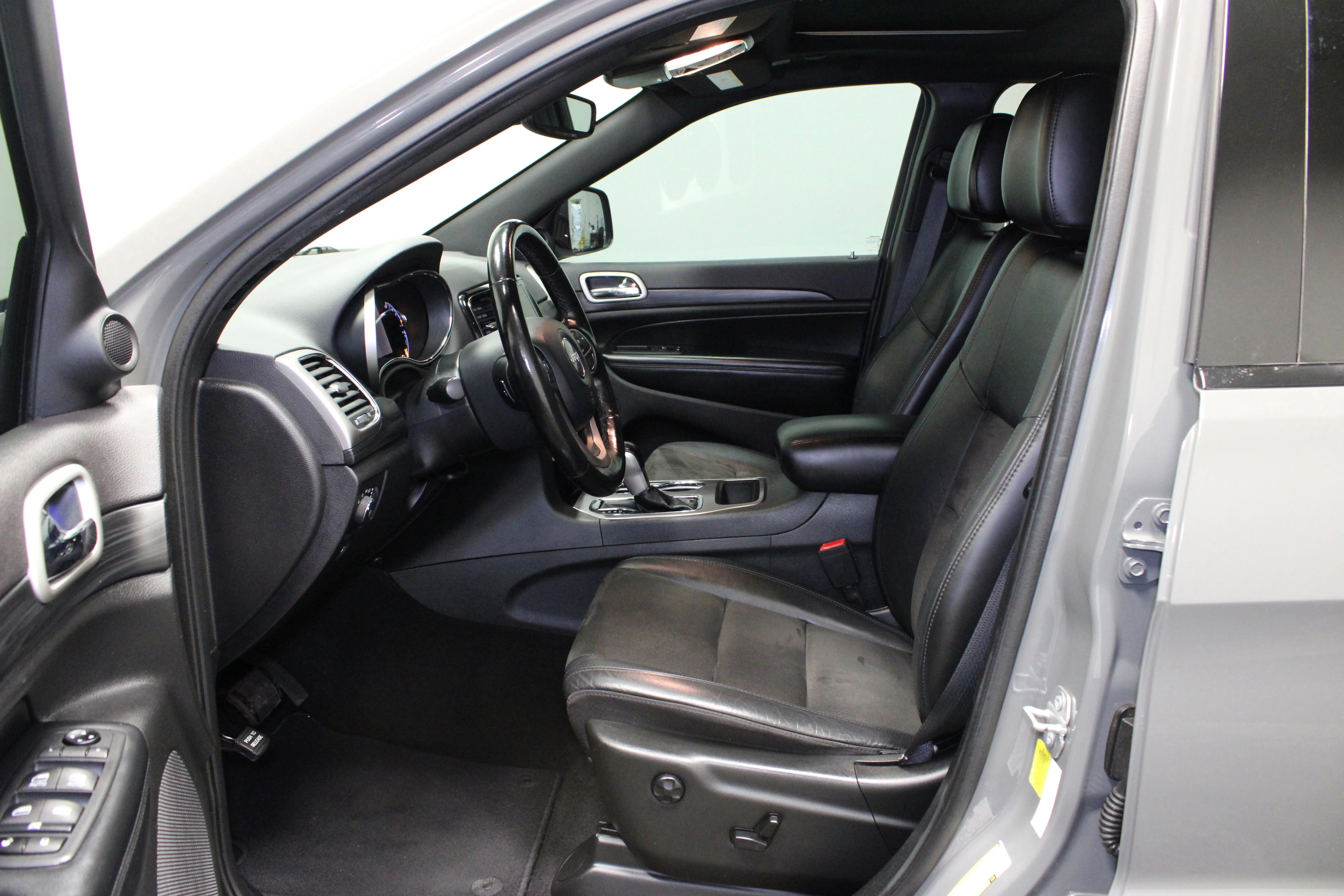 Used 2020 Sting-Gray Clearcoat Jeep Altitude image 18