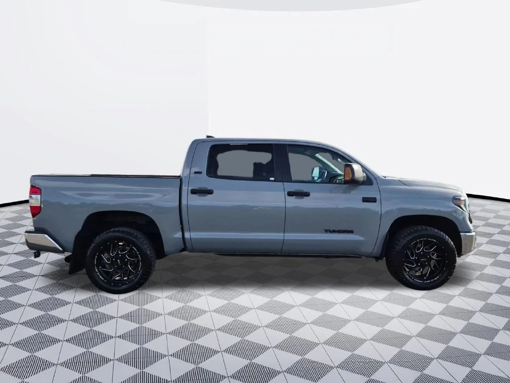 Used 2020 Cement Toyota SR5 image 7