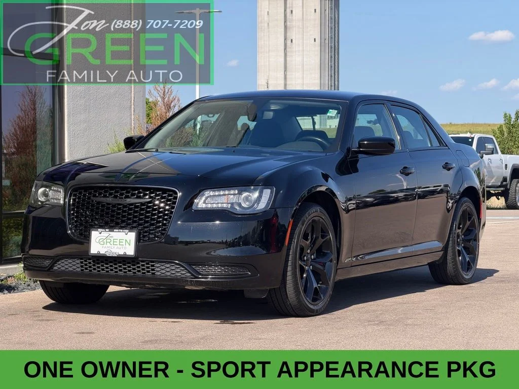 2023 Chrysler 300 Touring's photo