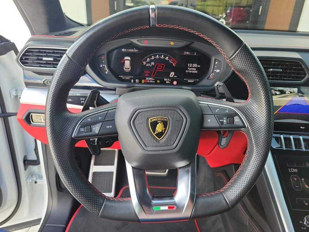 Used 2022 White Lamborghini Base image 24