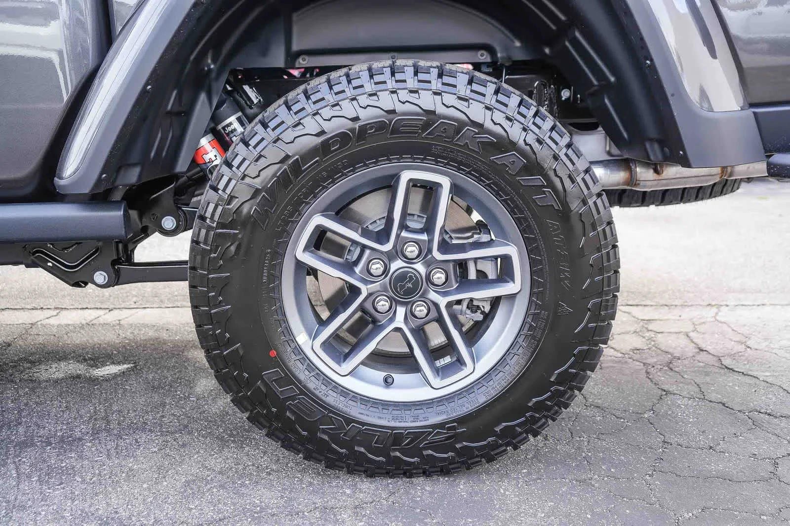 New 2026 Granite Crystal Metallic Clear-Coat Exterior Paint Jeep Mojave X image 12