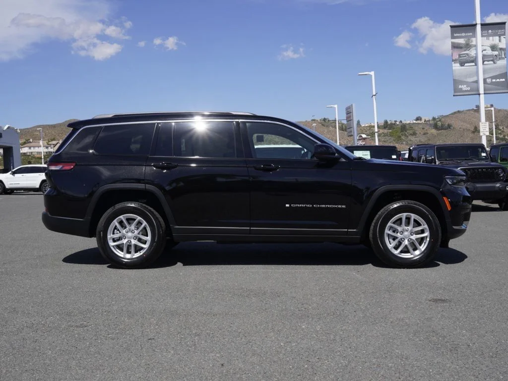 New 2026 Diamond Black Crystal Pearl-Coat Exterior Paint Jeep Laredo image 2
