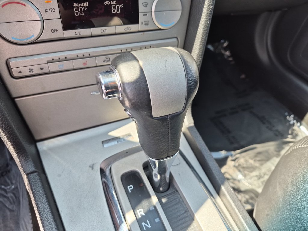 Used 2008 Black Lincoln Base image 22