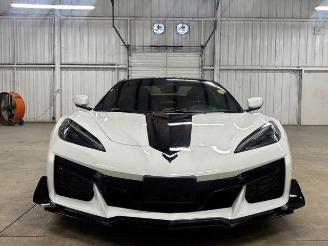 Used 2025 White Chevrolet Z06 image 2