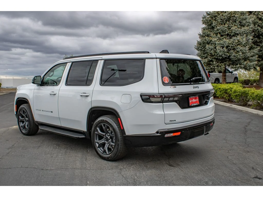 New 2026 Bright White Clear-Coat Exterior Paint Jeep Limited Altitude image 6