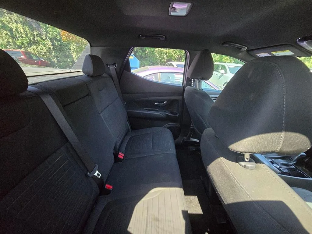 Used 2023 Green Hyundai SEL image 6