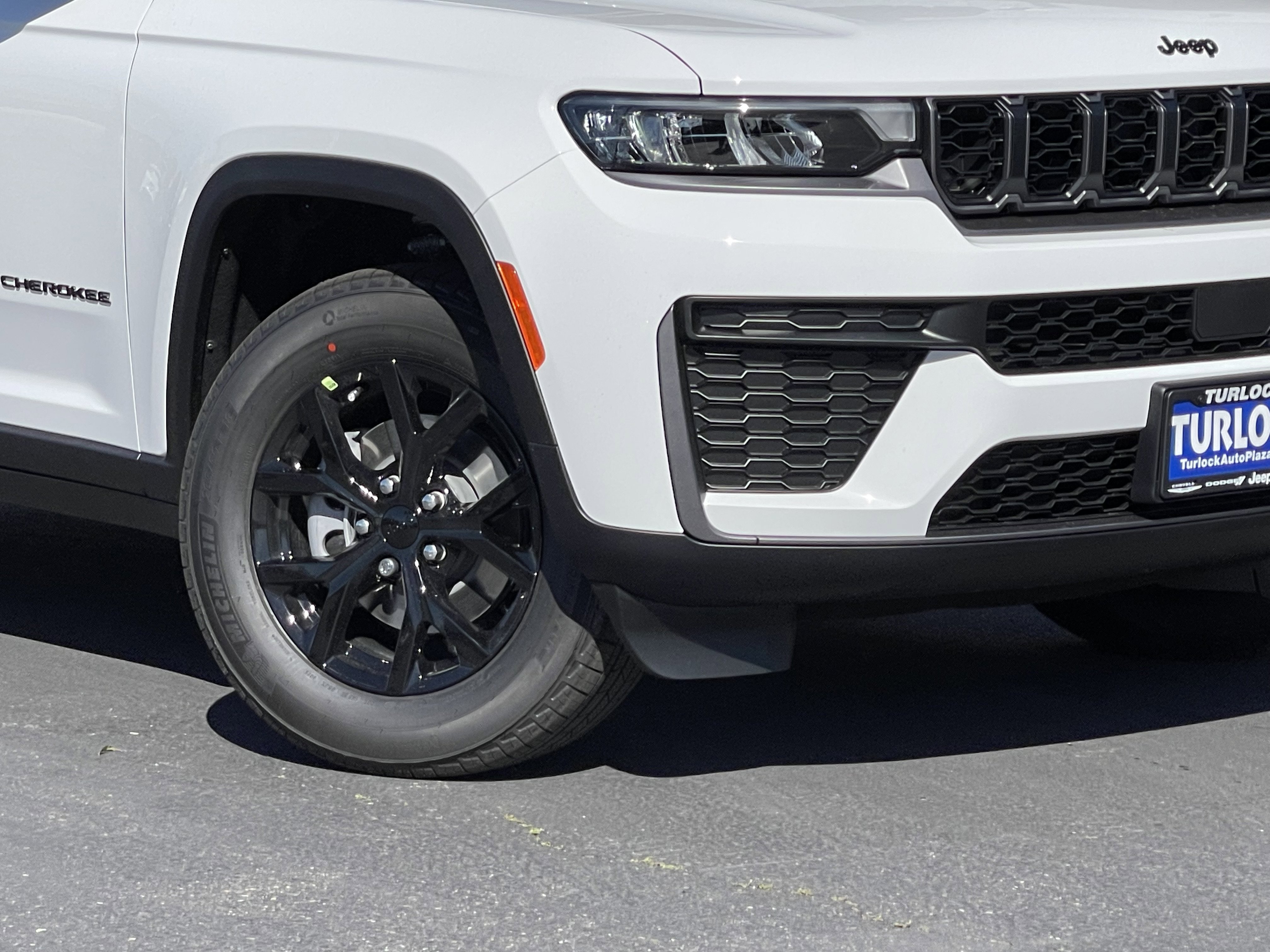New 2026 Bright White Clear-Coat Exterior Paint Jeep Laredo Altitude image 3