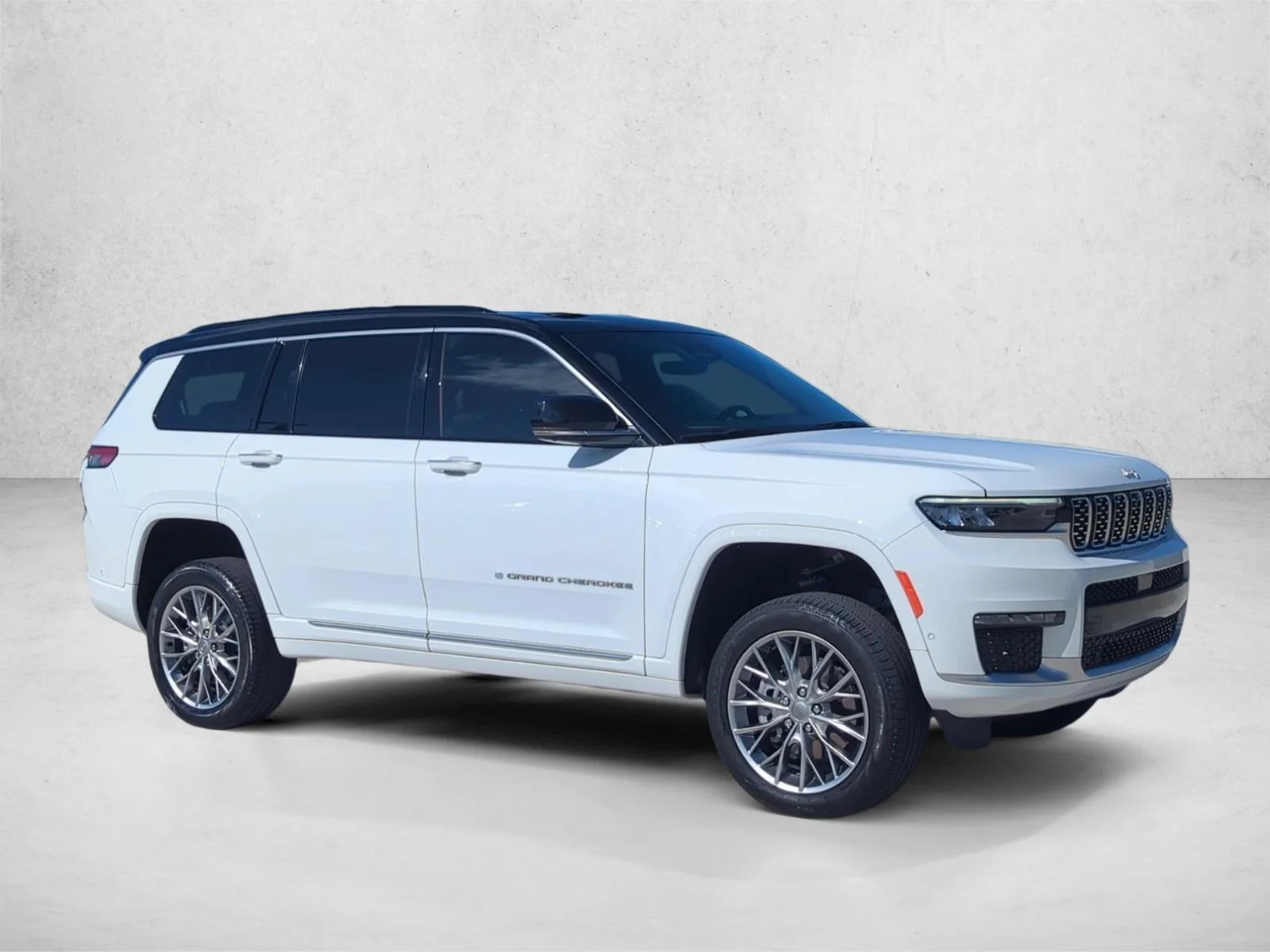 Used 2025 Bright White Clearcoat Jeep Summit image 3