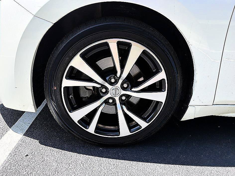Used 2016 Pearl White Nissan 3.5 Platinum image 10