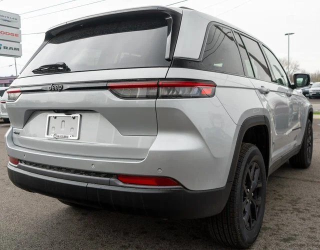 New 2026 Silver Zynith Exterior Paint Jeep Laredo Altitude image 5