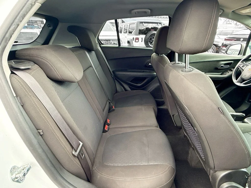 Used 2020 White Chevrolet LS image 30