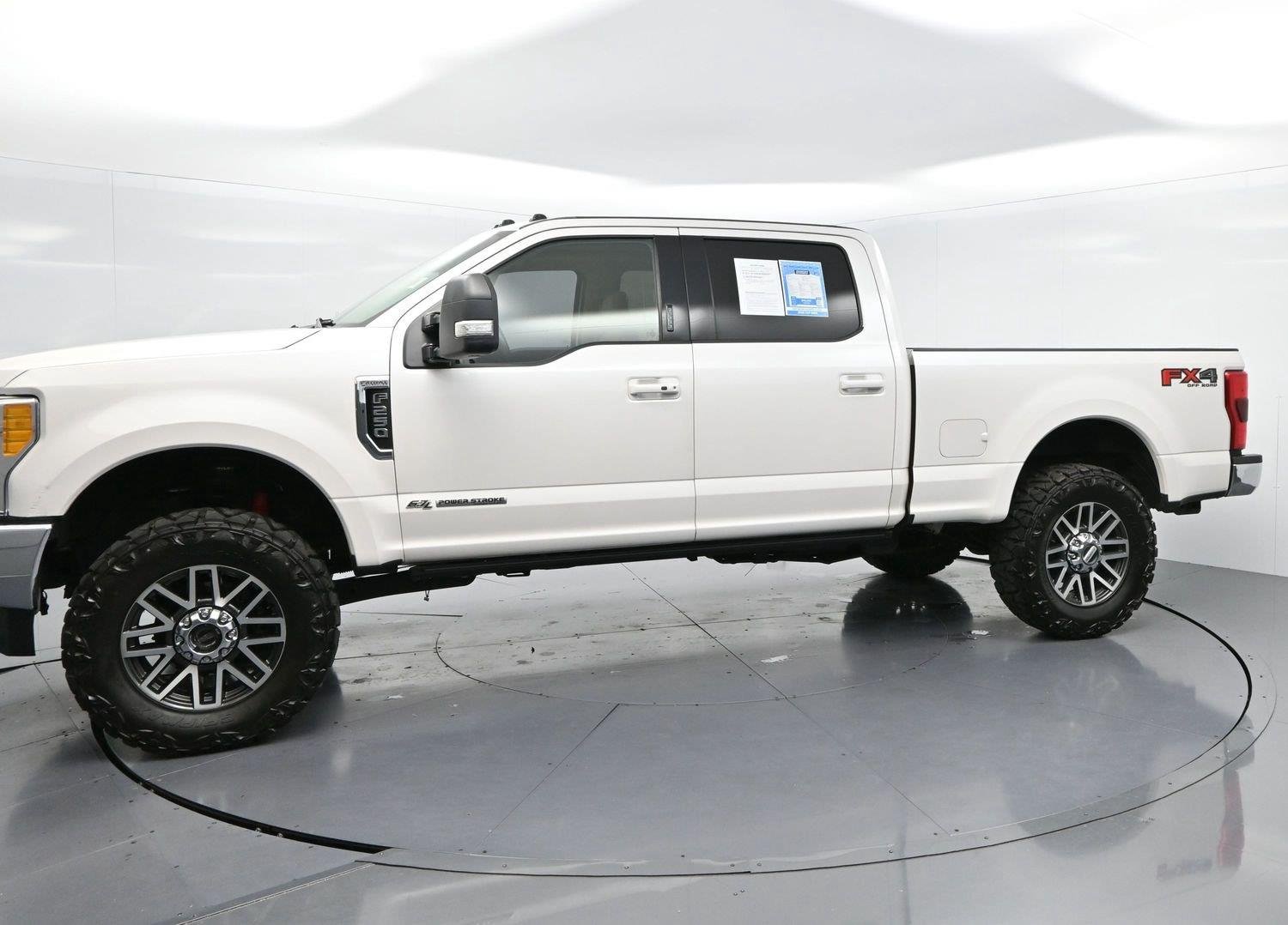 Used 2017 White Platinum Metallic Tri-Coat Ford Lariat image 4