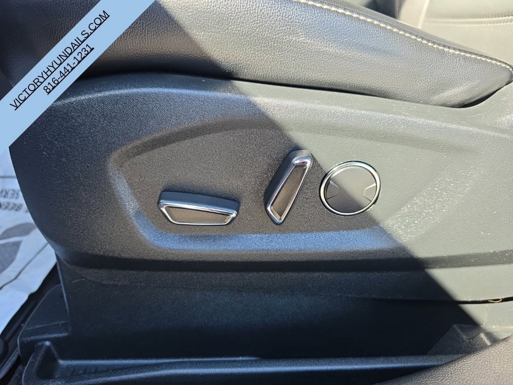Used 2018 Blue Ford SEL image 13