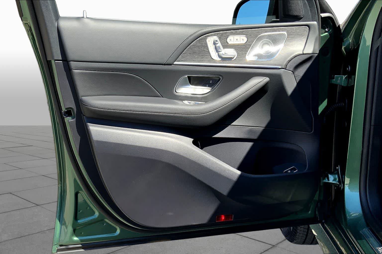 New 2026 MANUFAKTUR Ireland Mid Green Metallic Mercedes-Benz GLE 450 image 14