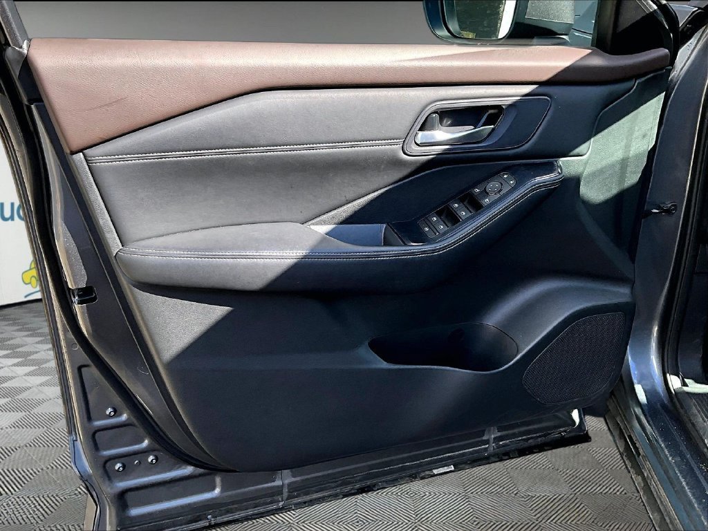Used 2023 Gray Nissan SV image 9