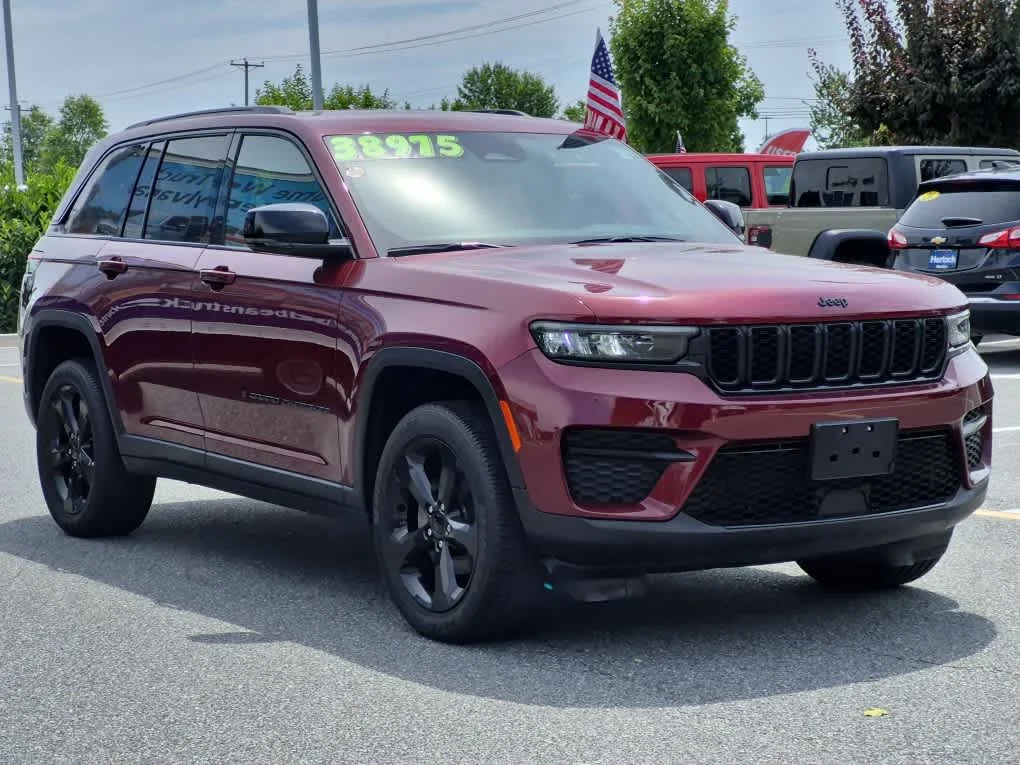 Used 2023 Velvet Red Pearlcoat Jeep Altitude image 2