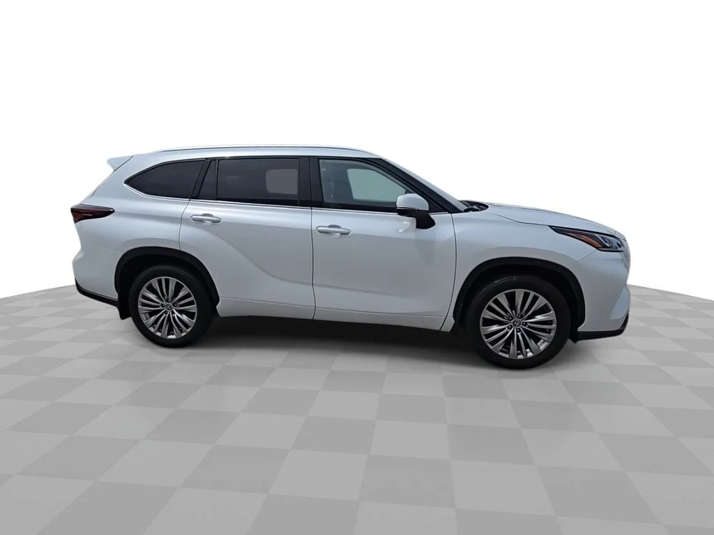 Used 2025  Toyota Platinum image 9
