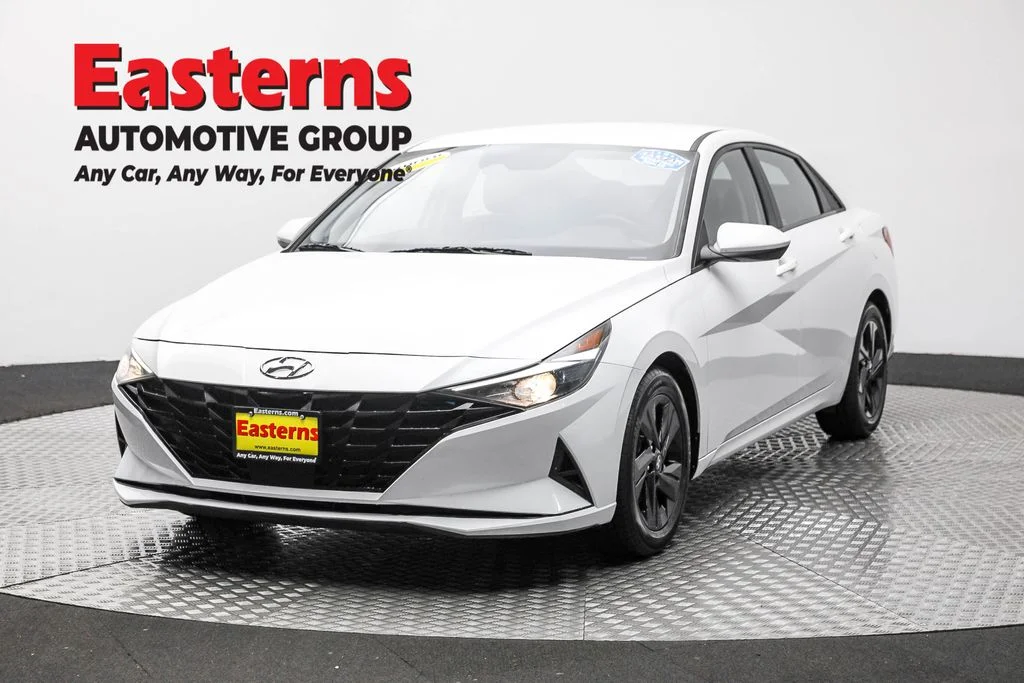 Used 2022 White Hyundai SEL image 1
