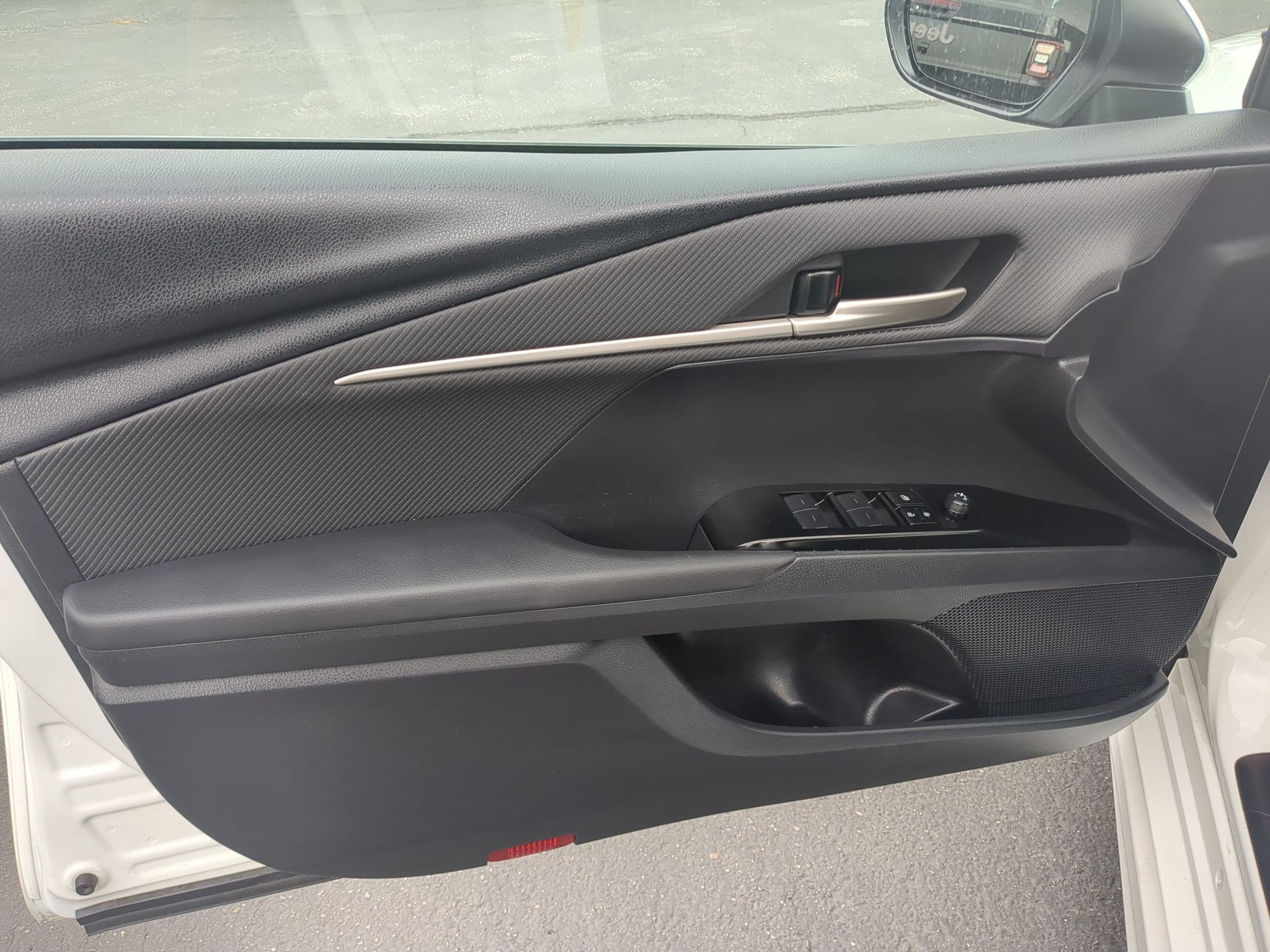 Used 2025 Ice Toyota LE image 14