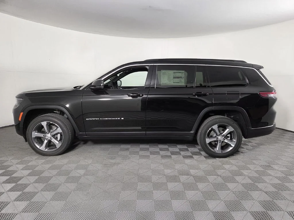 New 2026 Diamond Black Crystal Pearl-Coat Exterior Paint Jeep Limited image 8