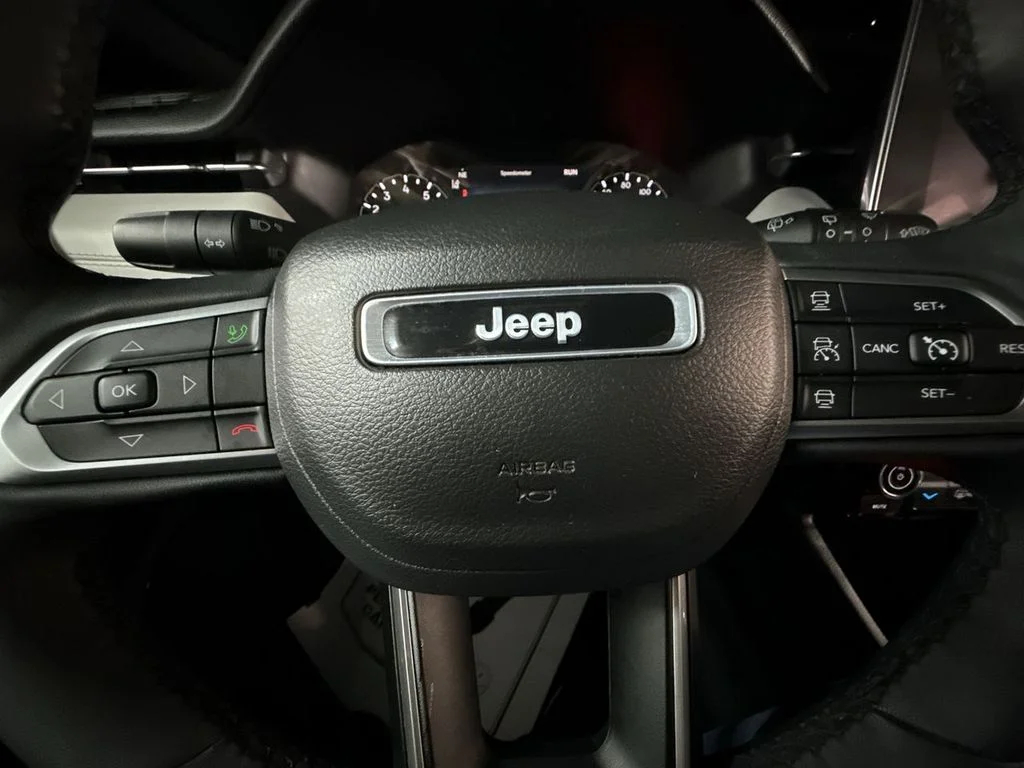 Used 2023 Diamond Black Jeep Limited image 17
