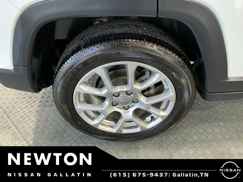 Used 2022 Bright White Clearcoat Jeep Latitude Lux image 45