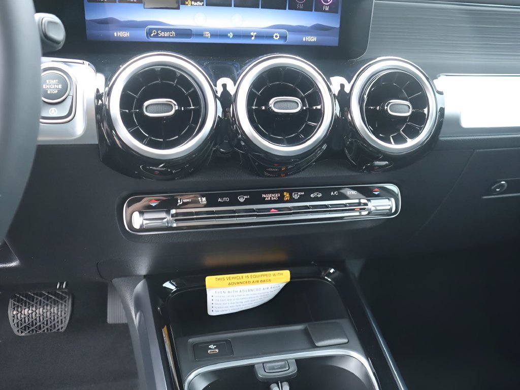 Used 2026 Mountain Grey Metallic Mercedes-Benz GLB 250 image 40