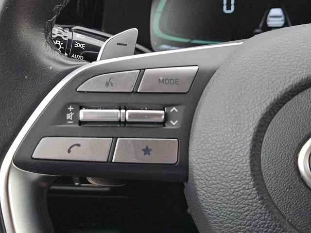 Used 2025 Hyper White Hyundai SEL image 19