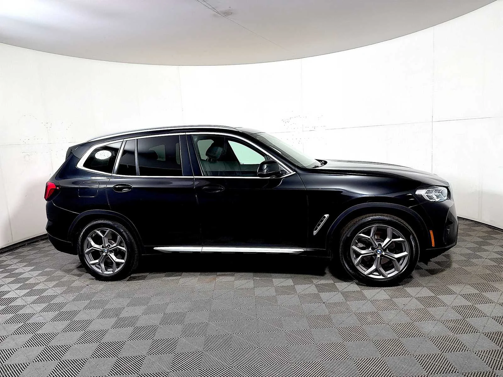 Used 2023 Black Sapphire Metallic BMW xDrive30i image 7