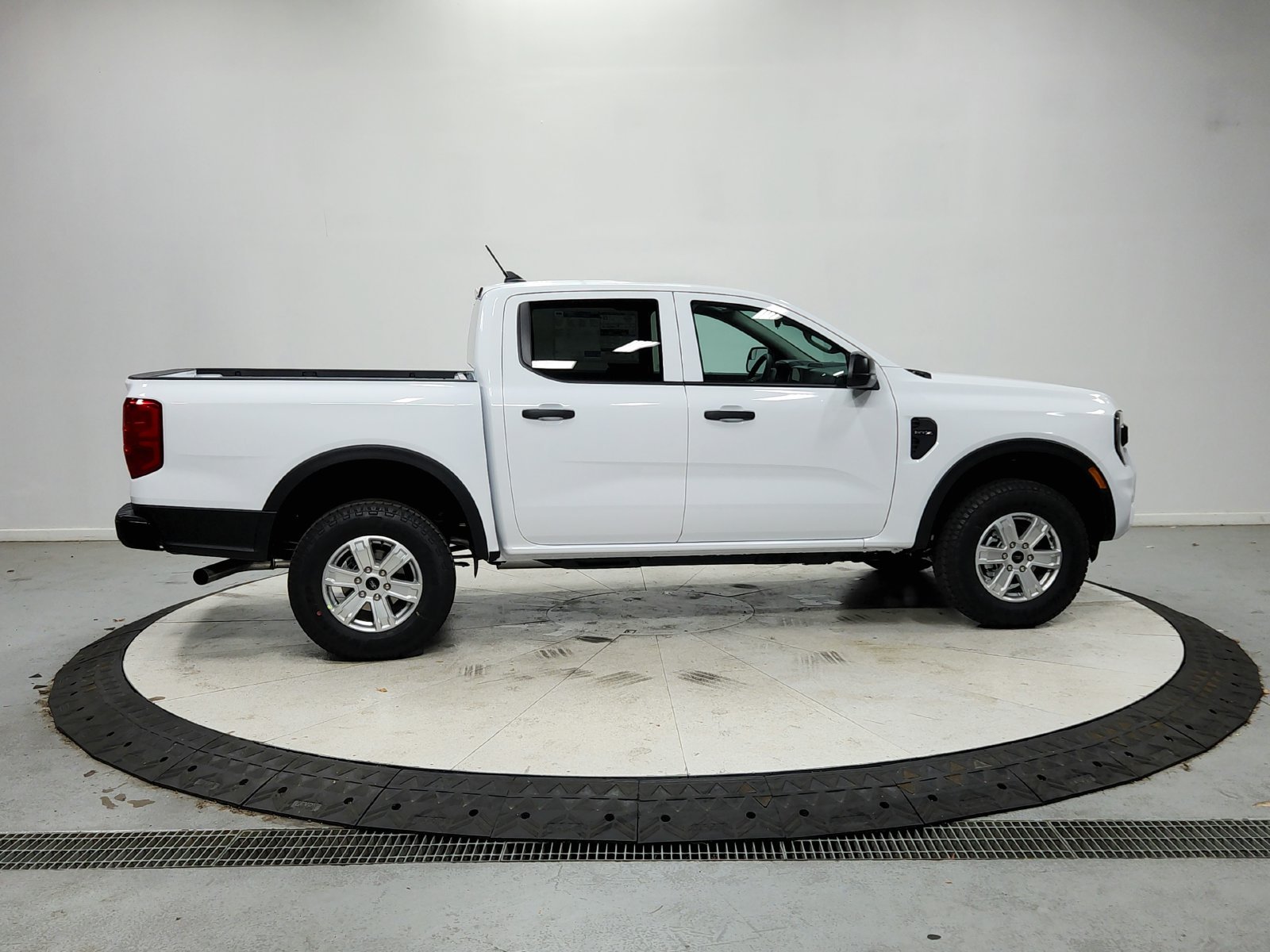 New 2026 Oxford White Ford XL image 9